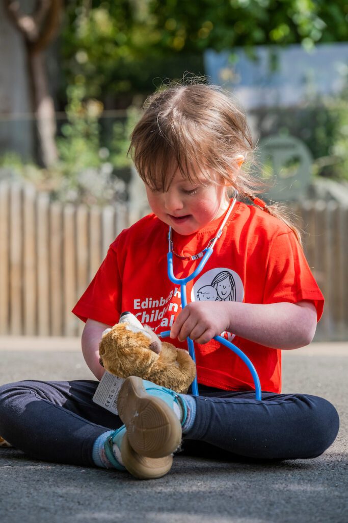 Rosa Carter RHCYP patient aged 4 Chris Watt Photography 98 Rosa Carter RHCYP patient learns about meerkats